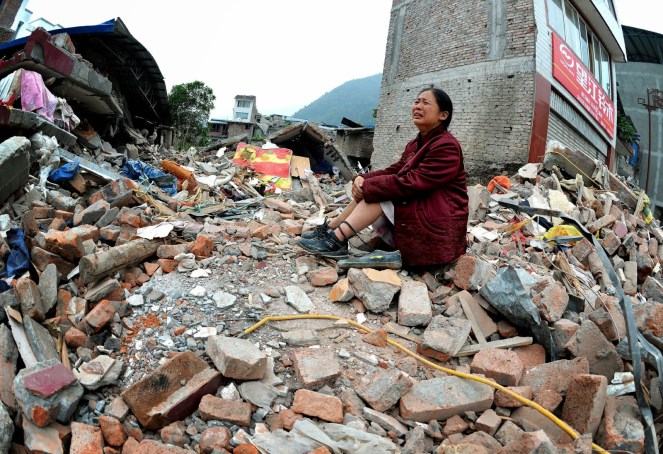 terremoto_mulher_sichuan_china_escombros0